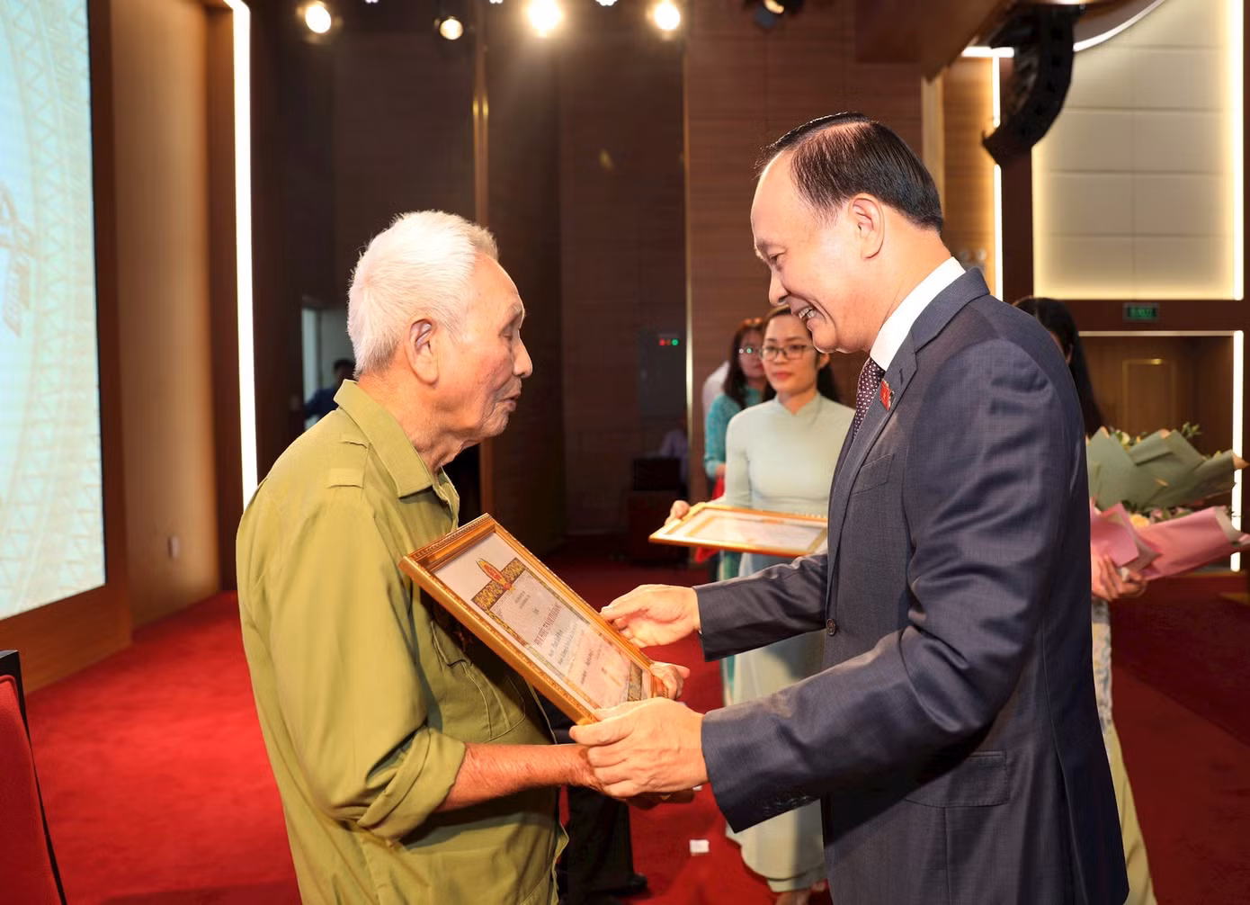 Phó Bí thư Thành ủy Hà Nội Nguyễn Ngọc Tuấn trao Huy hiệu Đảng tặng đảng viên lão thành huyện Gia Lâm.