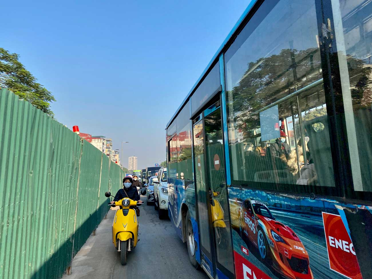 Người dân di chuyển trên tuyến đường Âu Cơ rất vất vả.