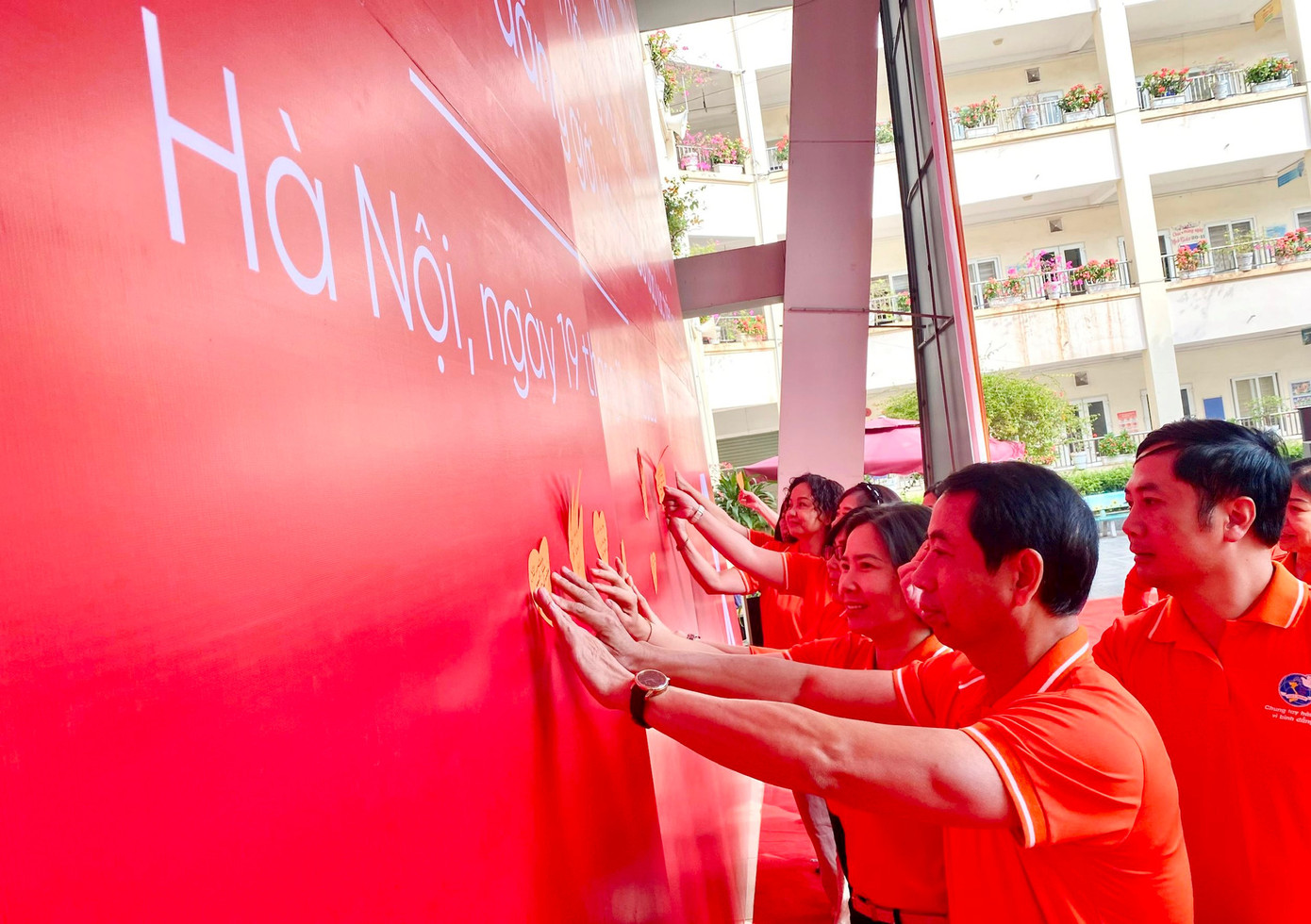 Các đại biểu viết lên thông điệp cam kết chung tay phòng ngừa bạo lực, xây dựng thành phố an toàn cho phụ nữ và trẻ em.