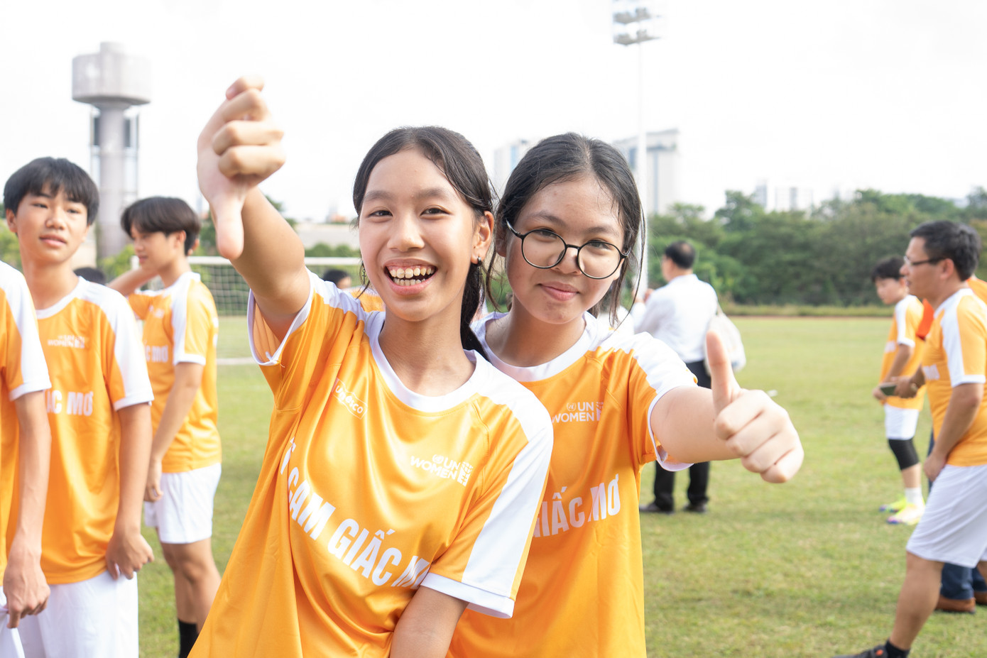 Các nữ học sinh tham gia cổ vũ trận bóng đá Các nữ học sinh tham gia cổ vũ trận bóng đá