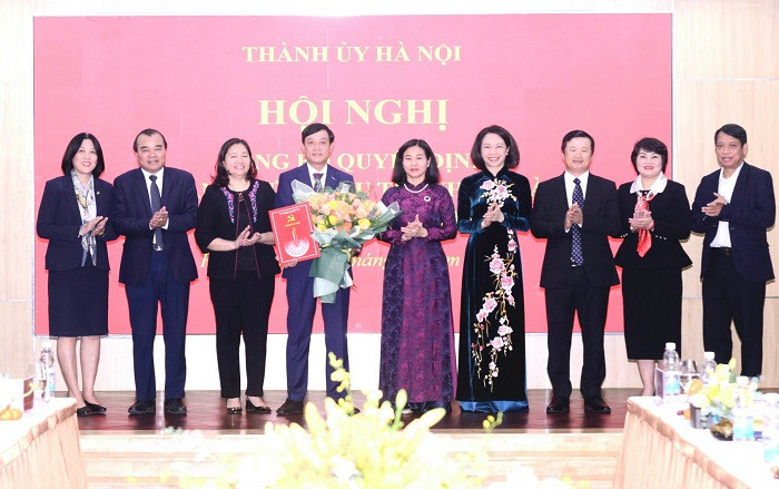 Đại diện lãnh đạo thành phố Hà Nội chúc mừng Tổng Công ty Du lịch Hà Nội.