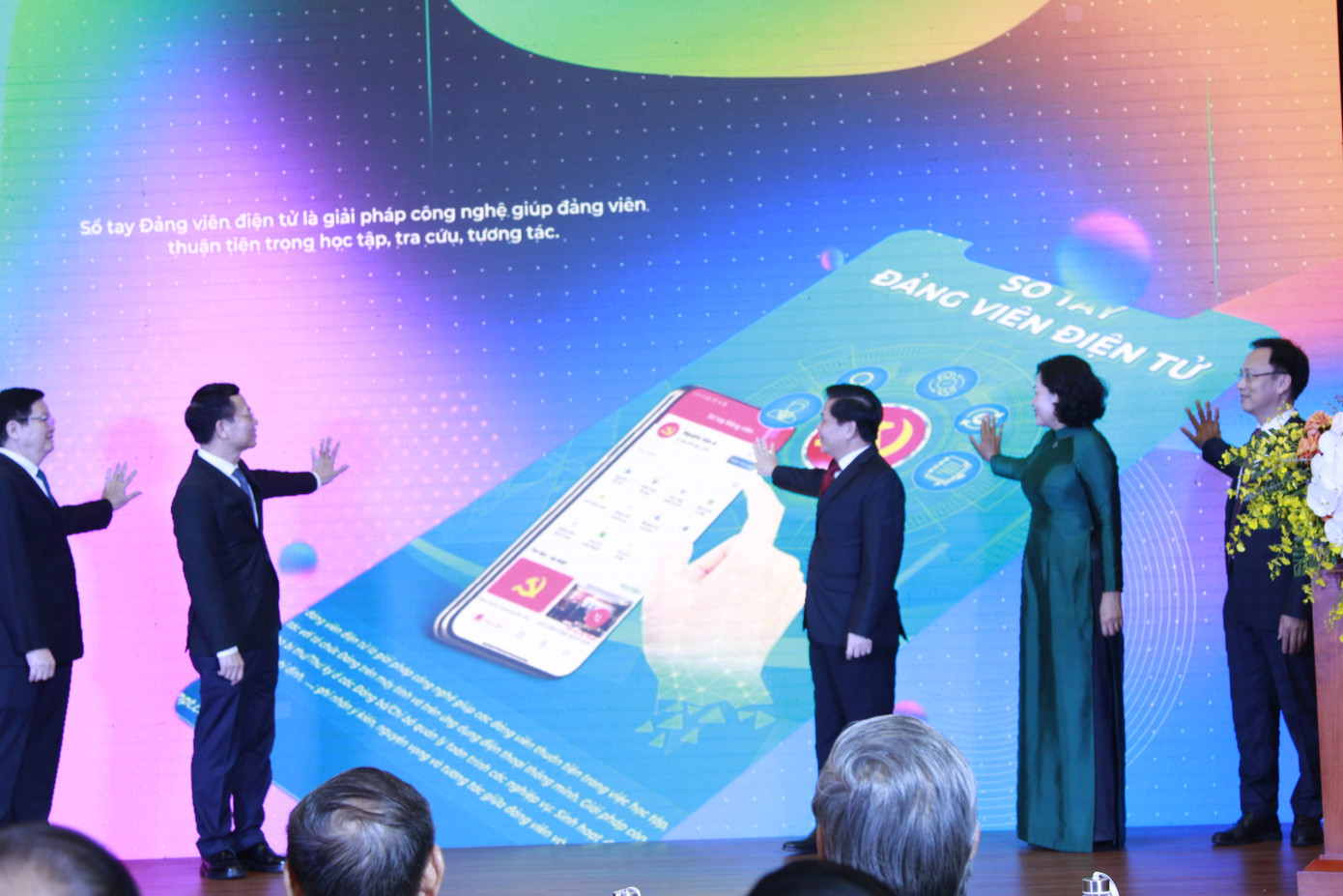 Các đại biểu bấm nút khai trương Sổ tay Đảng viên điện tử