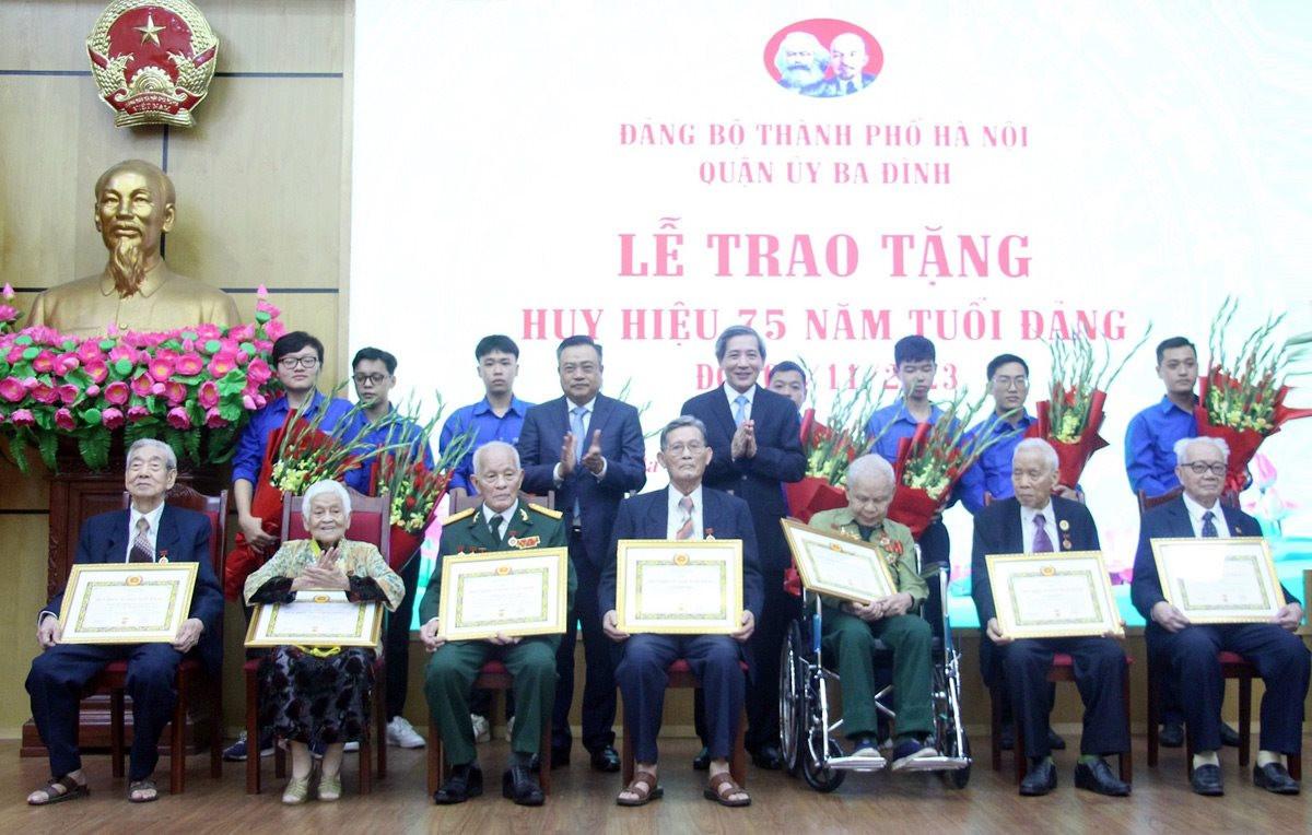 Chủ tịch UBND thành phố Hà Nội Trần Sỹ Thanh trao Huy hiệu Đảng cho các đảng viên lão thành quận Ba Đình.