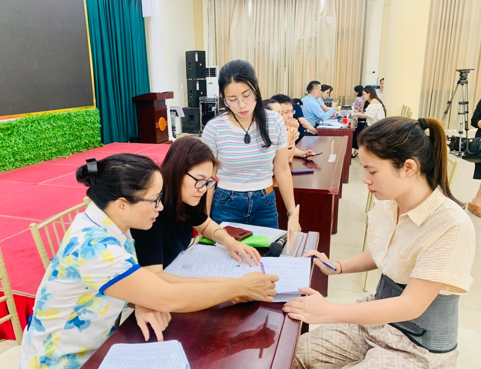 Người dân sống tại chung cư mini làm thủ tục nhận tiền hỗ trợ Người dân sống tại chung cư mini làm thủ tục nhận tiền hỗ trợ