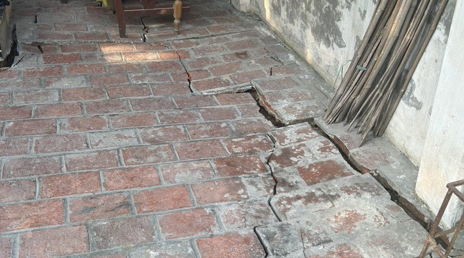 Nền nhà của người dân bị nứt, sụt lún sau khi khoan giếng Nền nhà của người dân bị nứt, sụt lún sau khi khoan giếng