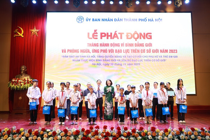 Lãnh đạo thành phố trao tặng quà cho trẻ em trong các gia đình có hoàn cảnh khó khăn Lãnh đạo thành phố trao tặng quà cho trẻ em trong các gia đình có hoàn cảnh khó khăn