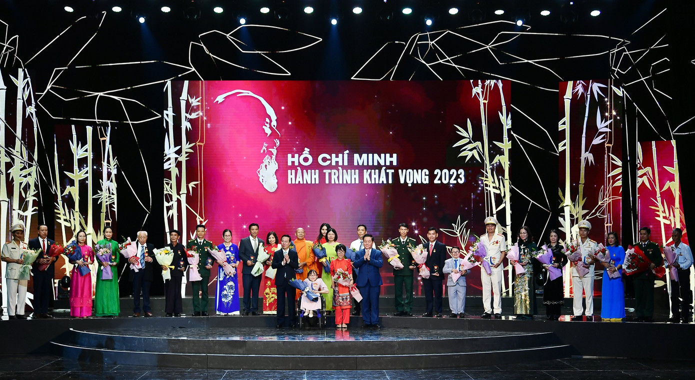 Chủ tịch nước Võ Văn Thưởng, Trưởng Ban Tuyên giáo T.Ư Nguyễn Trọng Nghĩa và các điển hình trong học tập và làm theo tư tưởng, đạo đức, phong cách Hồ Chí Minh tại buổi lễ. Ảnh Như Ý Chủ tịch nước Võ Văn Thưởng, Trưởng Ban Tuyên giáo T.Ư Nguyễn Trọng Nghĩa và các điển hình trong học tập và làm theo tư tưởng, đạo đức, phong cách Hồ Chí Minh tại buổi lễ. Ảnh Như Ý