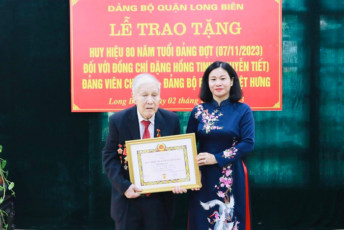 Phó Bí thư Thường trực Thành ủy Hà Nội Nguyễn Thị Tuyến trao tặng huy hiệu 80 năm tuổi Đảng tới ông Đặng Hồng Tinh. Phó Bí thư Thường trực Thành ủy Hà Nội Nguyễn Thị Tuyến trao tặng huy hiệu 80 năm tuổi Đảng tới ông Đặng Hồng Tinh.