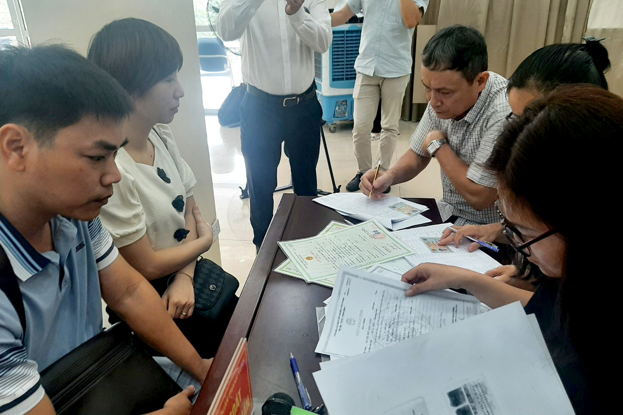 Các nạn nhân vụ cháy nhận tiền hỗ trợ ngày 5/11