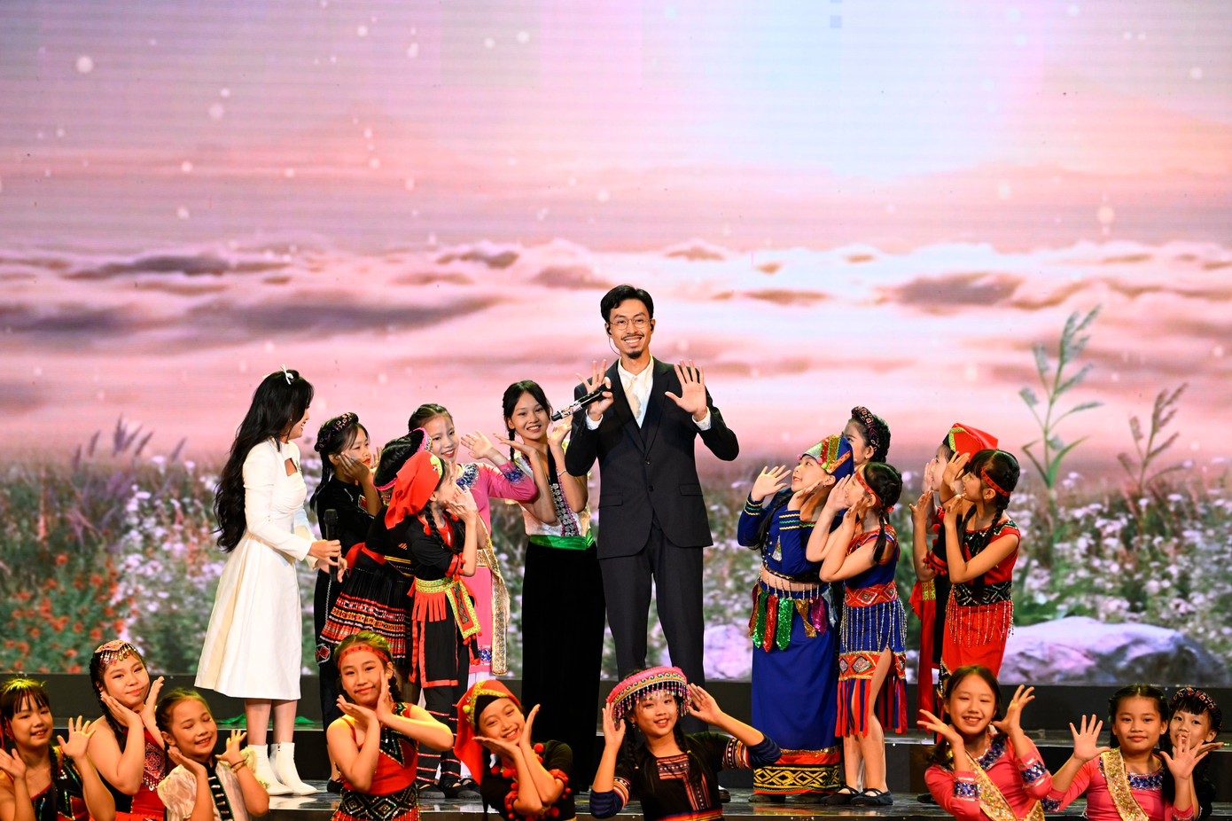 Một tiết mục văn nghệ trong buổi lễ. Ảnh Như Ý Một tiết mục văn nghệ trong buổi lễ. Ảnh Như Ý