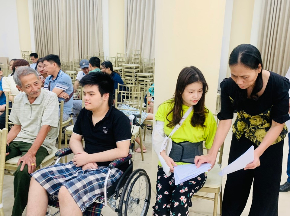 Đại diện các gia đình nạn nhân vụ cháy làm thủ tục nhận hỗ trợ ngày 5/11.