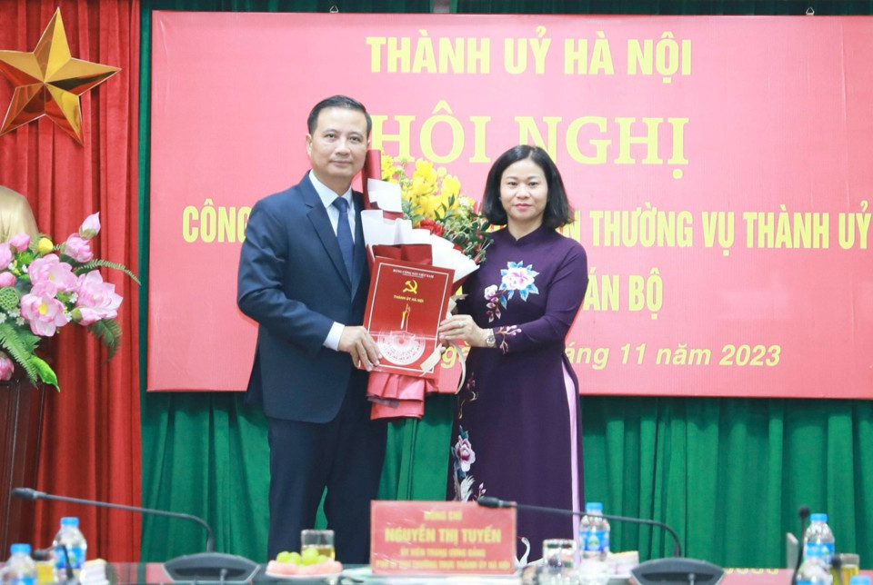 Phó Bí thư Thường trực Thành ủy Hà Nội Nguyễn Thị Tuyến trao quyết định điều động, bổ nhiệm ông Nguyễn Xuân Linh giữ chức vụ Bí thư Quận ủy quận Hoàng Mai. Phó Bí thư Thường trực Thành ủy Hà Nội Nguyễn Thị Tuyến trao quyết định điều động, bổ nhiệm ông Nguyễn Xuân Linh giữ chức vụ Bí thư Quận ủy quận Hoàng Mai.