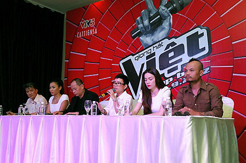 Các thành viên trong buổi họp báo chiều qua, 11-09-2012