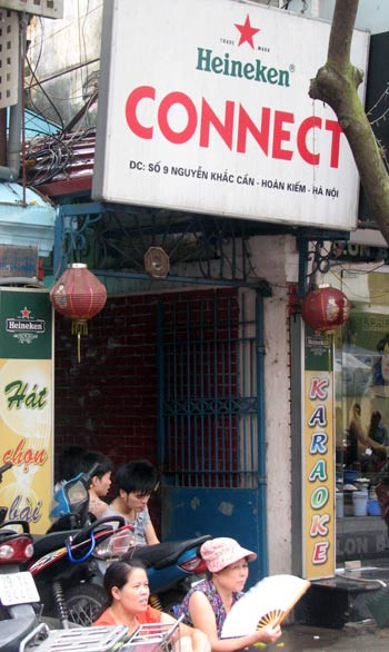 Quán karaoke trên phố Nguyễn Khắc Cần, quận Hoàn Kiếm, Hà Nội. Ảnh: Việt Dũng. Quán karaoke trên phố Nguyễn Khắc Cần, quận Hoàn Kiếm, Hà Nội. Ảnh: Việt Dũng