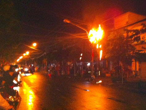 Cột điện bốc cháy