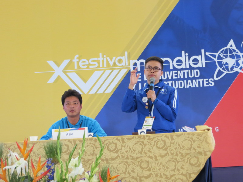 Đại biểu Đỗ Quang Khánh phát biểu tại diễn đàn về sự khủng bố kinh tế