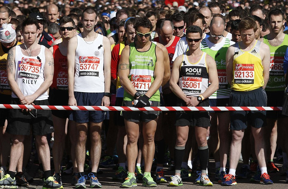 Vận động viên đeo ruy băng đen trước ngực để tưởng nhớ các nạn nhân vụ nổ bom ở marathon Boston hôm 15/4 vừa qua