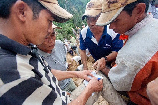 Trong mỗi nhóm săn kỳ nam luôn có một ông trùm ghi tên các thành viên làm việc để dễ chia tiền công nếu “trúng hàng”