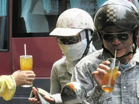 Nhiều loại được bày bán ngay tại vỉa hè, đường phố 