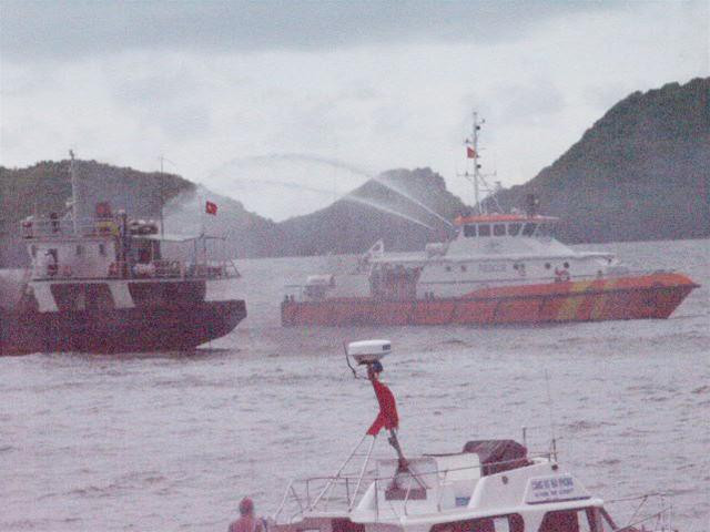 Tàu Vân Đình đang bị cháy giữa biển phát tín hiệu cấp cứu. Xuồng cứu nạn từ tàu SAR 411 được thả xuống tiếp cận tàu Vân Đình để cấp cứu những thuyền viên bị thương Tàu SAR 273 dùng hệ thống vòi rồng chữa cháy tàu Vân Đình Hai tàu SAR 411 và SAR 273 phối hợp cứu tàu Vân Đình Các thuyền viên bị trôi dạt Sau dập tắt đám cháy cứu tàu Vân Đình; thả xuồng cứu sinh xuống để cứu các thuyền viên Các cán bộ, chuyên viên của Trung tâm TKCN trên biển đang chỉ huy các phương án cứu hộ.