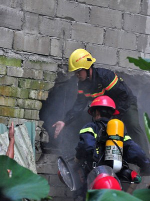 Cảnh sát PCCC phải dùng cưa để cắt tường vào khu vực cháy