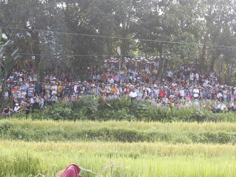 Hàng ngàn người dân Bắc Trà My theo dõi buổi diễn tập. Hàng ngàn người dân Bắc Trà My theo dõi buổi diễn tập