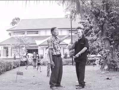 Ông Tài ( trái) và tác giả. Ông Tài ( trái) và tác giả