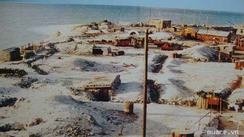 Trường Sa hồi mới giải phóng. Chính quyền SG chú trọng xây dựng TS như là một căn cứ phòng ngự tạm thời. Mọi thứ có vẻ tạm bợ ngổn ngang và đất trông giống sa mạc. Hình như chẳng có lấy một cái cây, kể cả cây bàng vuông