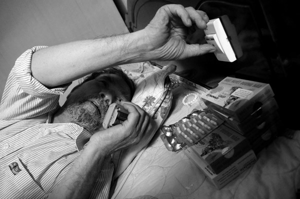 Lê Lựu chữa cả Tây y, Đông y lẫn Nam y. Mỗi ngày ông uống sáu, bảy đợt thuốc, mỗi đợt lại uống hai loại cho các thứ bệnh khác nhau