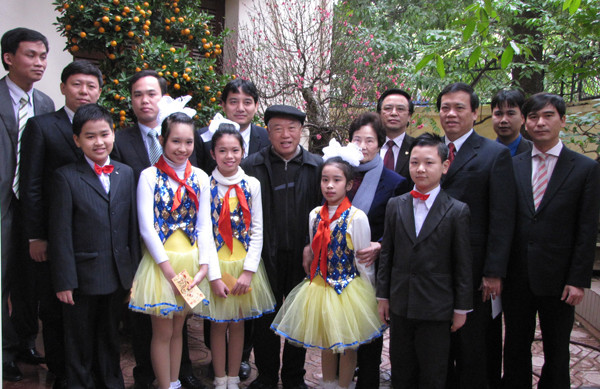 Đoàn đại biểu đến thăm và chụp ảnh lưu niệm cùng đồng chí Nguyễn Văn An, Nguyên Chủ tịch Quốc hội nước Cộng hòa Xã hội Chủ nghĩa Việt Nam.