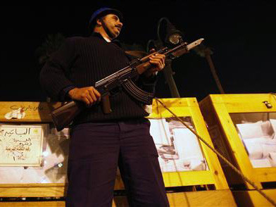 Cảnh sát bảo vệ điểm bỏ phiếu. Ảnh: Reuters