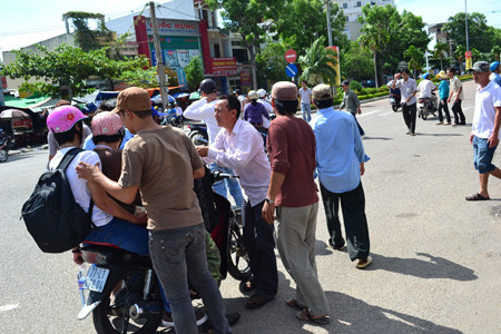 Cùng bao vây thí sinh. Ảnh: Việt Hương