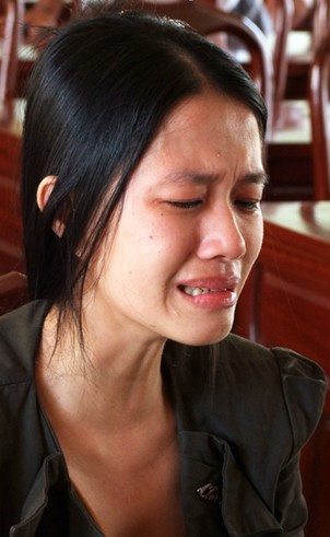 Diễm khóc ngất khi khai nhận hành vi của mình. Diễm khóc ngất khi khai nhận hành vi của mình. Bài viết: http://news.zing.vn/Nu-cu-nhan-xinh-dep-lua-chay-viec-chiem-doat-5-ty-dong-post357828.html#home_cate.tinmoi Nguồn Zing News