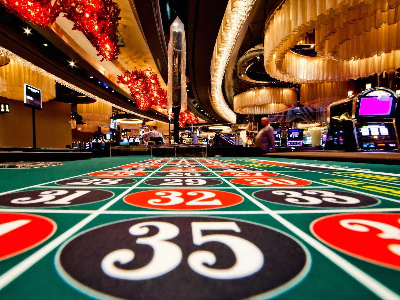 Bộ Tài chính đề xuất kéo dài thí điểm người Việt chơi casino đến 2024 (Ảnh minh họa).