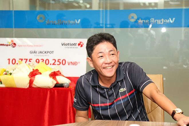 Ông Trần Nhật Khánh - " tỷ phú" trúng Vietlott đầu tiên công khai hình ảnh rõ mặt và cả thông tin cá nhân trước công chúng. Ông Trần Nhật Khánh - " tỷ phú" trúng Vietlott đầu tiên công khai hình ảnh rõ mặt và cả thông tin cá nhân trước công chúng.