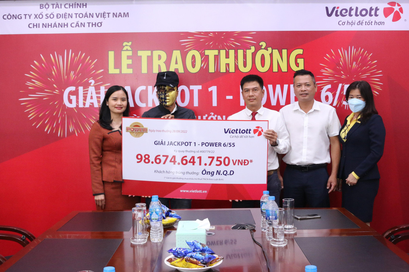 Chi nhánh Vietlott Cần Thơ vừa tổ chức trao giải Jackpot 1 sản phẩm xổ số tự chọn Power 6/55 trị giá hơn 98,6 tỷ đồng cho ông N.Q.D