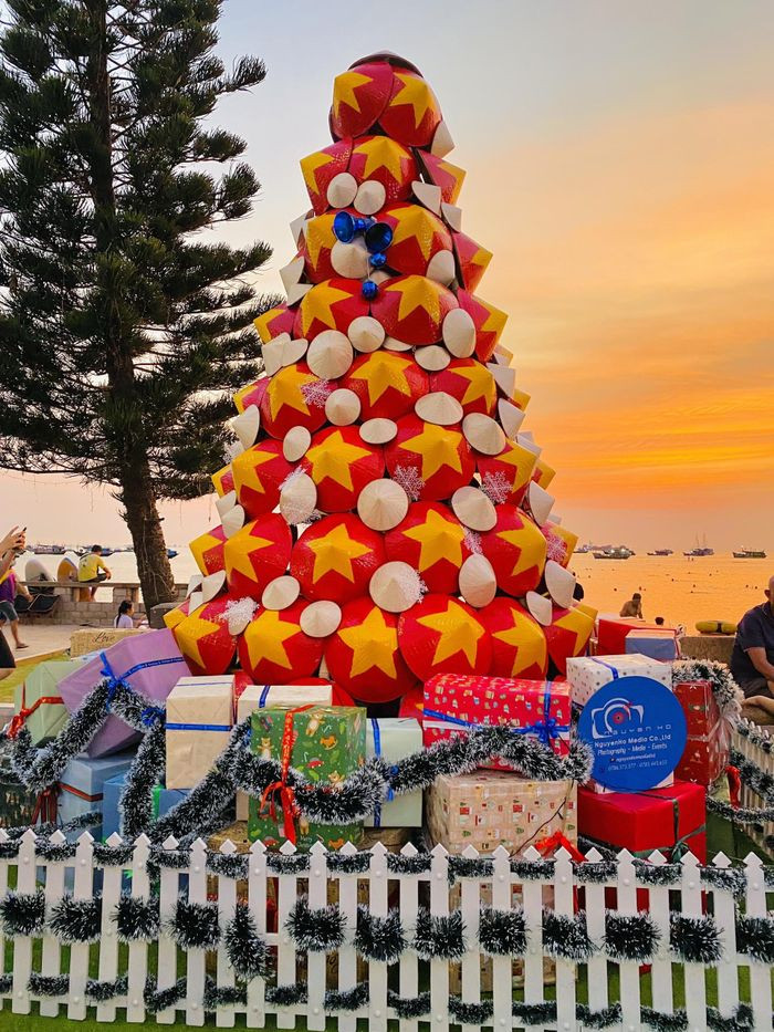 Cây thông Noel được lắp ráp từ hàng trăm chiếc nón lá, nằm cách đoạn đường bách tùng không xa cũng đang "làm mưa làm gió" trên mạng xã hội (Ảnh: Quang Thành)