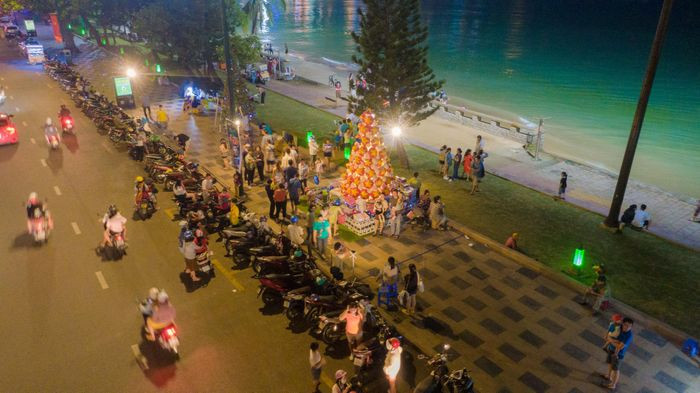 Theo anh Hồ, ý tưởng về cây thông nón lá ra đời vì anh muốn kết hợp hài hòa giữa nét đặc trưng lễ hội Giáng sinh châu Âu (cây thông) với đặc trưng văn hóa Việt Nam (nón lá) (Ảnh: Quang Thành)