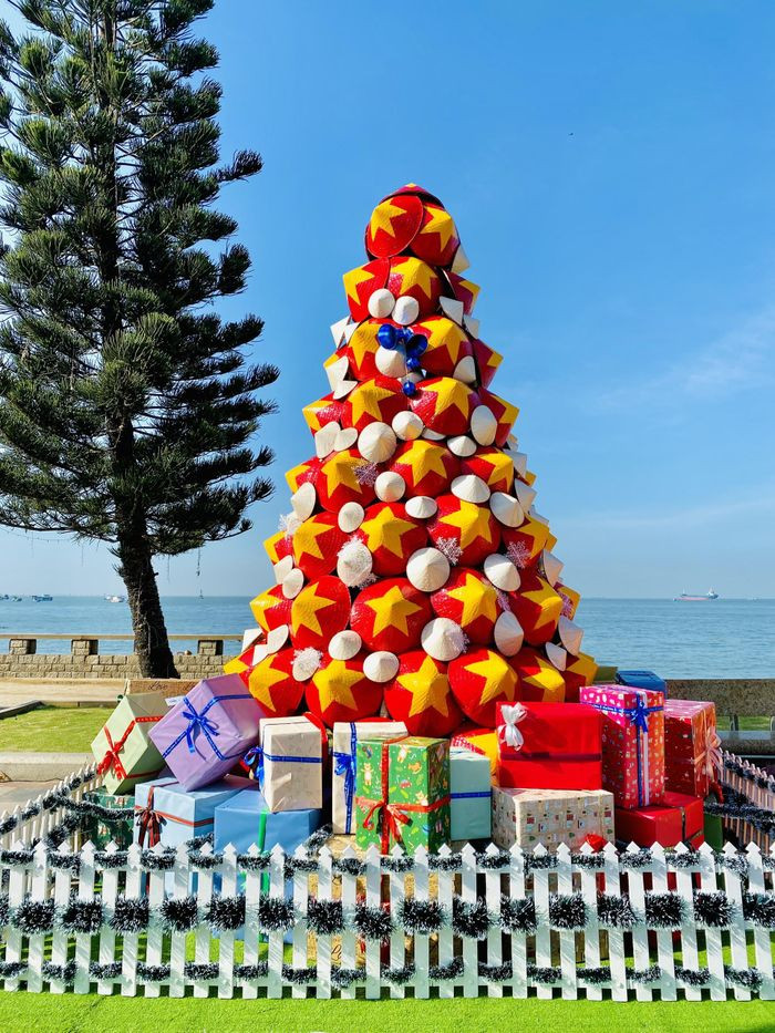 Tại đây có khoảng 90 cây tùng bách, trải dài trên đoạn đường 500m. Những cây tùng bách giăng đèn từ gốc tới ngọn, khiến tuyến đường Quang Trung (khu vực Bãi Trước) trở nên lộng lẫy, thu hút, tràn ngập không khí Noel (Ảnh: Quang Thành)