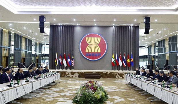 Chủ tịch nước Nguyễn Xuân Phúc gặp Tổng Thư ký ASEAN Lim Jock Hoi và Đại sứ, Đại biện Phái đoàn các nước ASEAN tại Jakarta. (Ảnh: Thống Nhất/TTXVN)