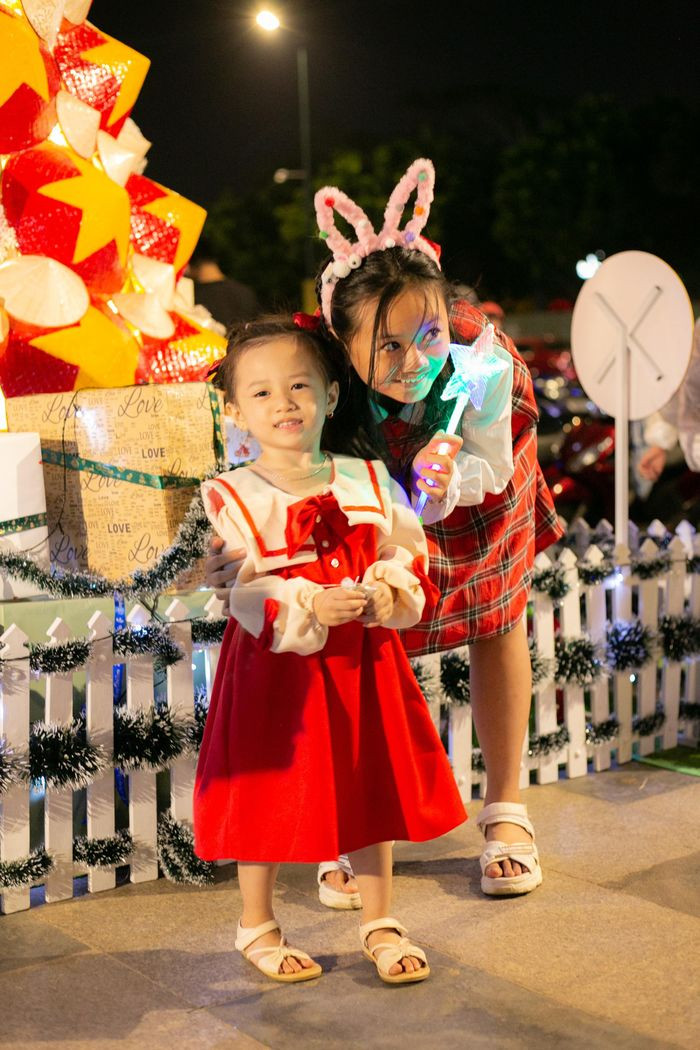 "Cây thông nón lá được thực hiện rất tỉ mỉ, kì công, đem đến không khí Noel ấm áp và gần gũi với người Việt Nam. Trải qua thời gian Covid-19, lâu rồi tôi mới thấy mùa giáng sinh sôi động, lung linh như vậy tại Vũng Tàu", nhiếp ảnh gia Quang Thành chia sẻ (Ảnh: Quang Thành)