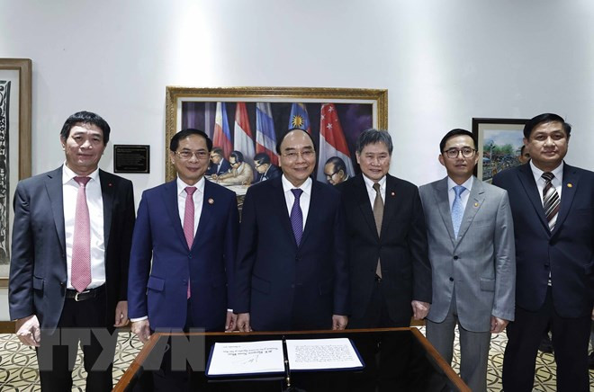 Chủ tịch nước Nguyễn Xuân Phúc với Tổng Thư ký ASEAN Lim Jock Hoi tại trụ sở Ban Thư ký ASEAN. (Ảnh: Thống Nhất/TTXVN)