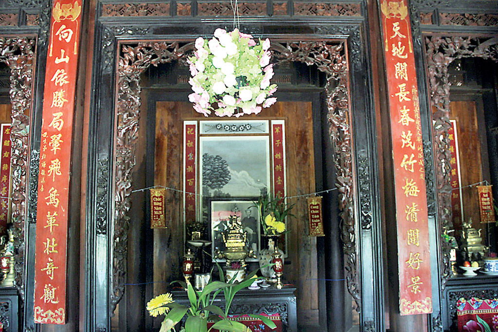 Trước gian thờ giữa là 2 câu đối được sơn son thếp vàng trong nhà cổ Trăm Cột Trước gian thờ giữa là 2 câu đối được sơn son thếp vàng trong nhà cổ Trăm Cột