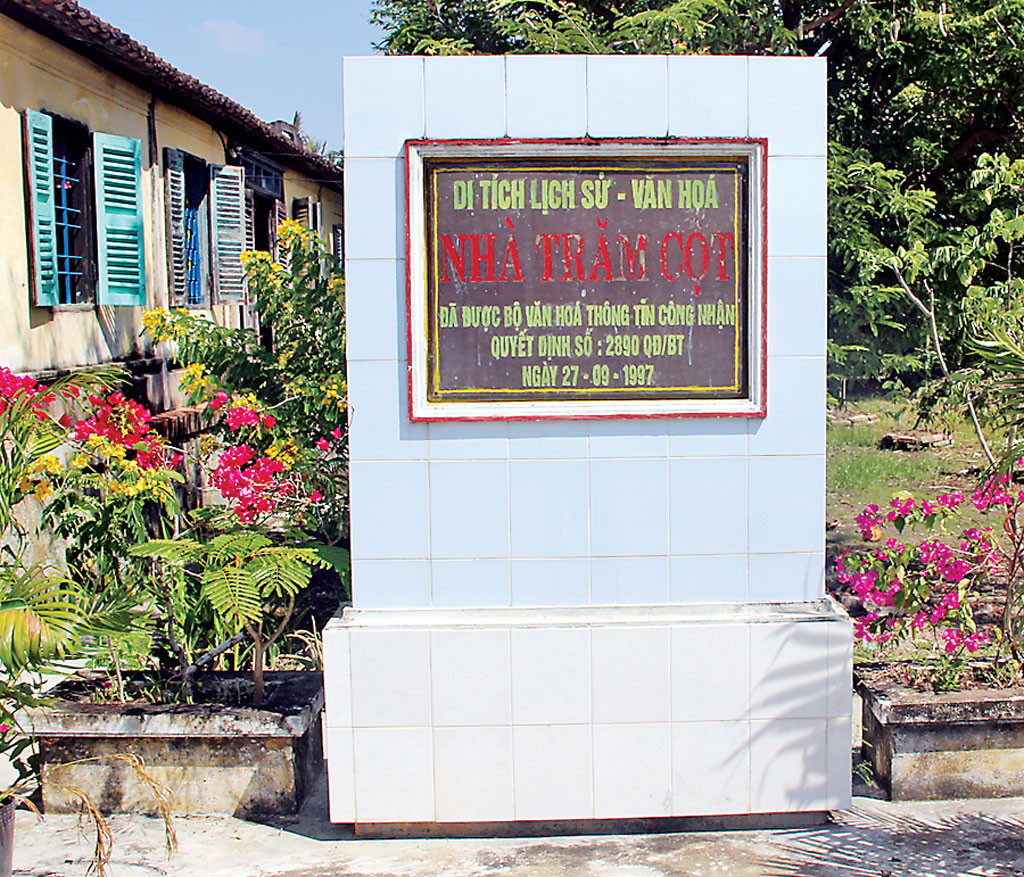 Nhà cổ độc đáo -Nhà Trăm Cột có "tuổi đời" hơn 100 năm đã được Bộ Văn hóa Thông tin ban hành Quyết định công nhận là Di tích lịch sử-văn hóa... Nhà cổ độc đáo -Nhà Trăm Cột có "tuổi đời" hơn 100 năm đã được Bộ Văn hóa Thông tin ban hành Quyết định công nhận là Di tích lịch sử-văn hóa...