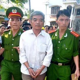 Ông Mùi bị bắt khẩn cấp về hành vi đánh con nuôi