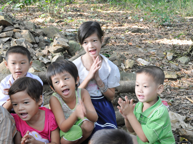 Bé Thảo cùng các em nhỏ trên đảo Hòn Chuối. Bé Thảo cùng các em nhỏ trên đảo Hòn Chuối