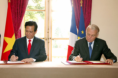 Thủ tướng Nguyễn Tấn Dũng và Thủ tướng Công hòa Pháp, Jean-Marc Ayrault ký Tuyên bố chung. Ảnh: VGP/Nhật Bắc