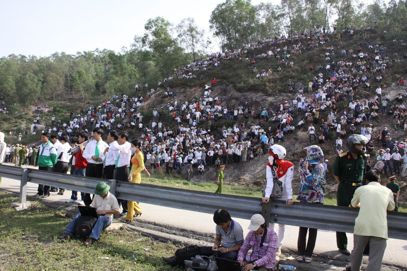Người dân tràn lên đồi, hồi hộp chờ đợi thông tin. Ảnh: Phan Sáng. Người dân tràn lên đồi, hồi hộp chờ đợi thông tin. Ảnh: Phan Sáng
