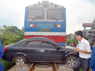Ôtô mắc kẹt trên đường ray và bị tàu hỏa đẩy trượt đi hàng trăm mét