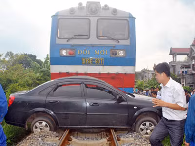 Ôtô mắc kẹt trên đường ray và bị tàu hỏa đẩy trượt đi hàng trăm mét